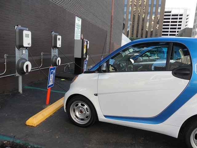 voiture électrique garée