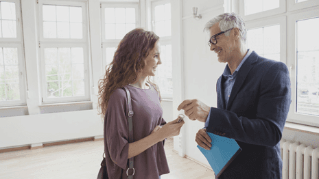 Un agent immobilier qui fait l'estimation d'un appartement avec sa propriétaire