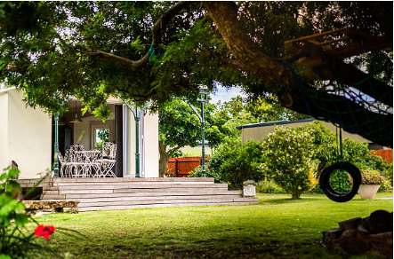 extérieur de maison arbres pelouse balançoire pneu