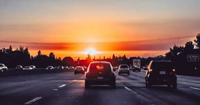 Voiture sur une route pays vacances
