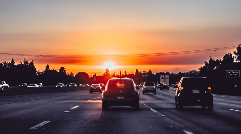 Voiture sur une route pays vacances