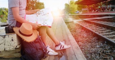 Voyageur qui attend le train sur le quai d'une gare
