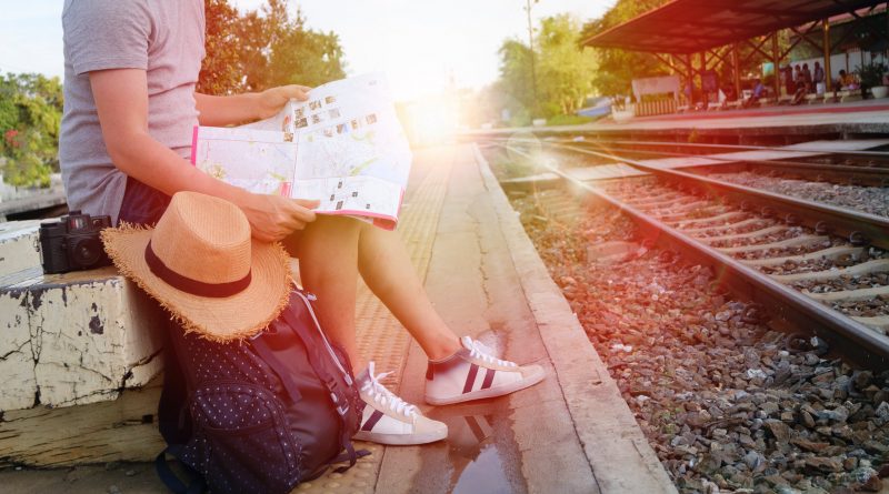 Voyageur qui attend le train sur le quai d'une gare