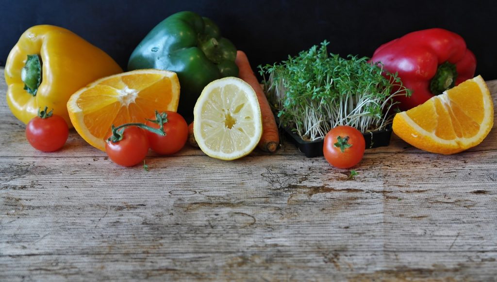 fruits et légumes sur support en bois 